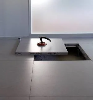 
						Lastre di alta qualità, disponibili in diverse Tipologie e finiture, garantiscono durabilità e un'estetica moderna, ideali per ambienti commerciali e residenziali.