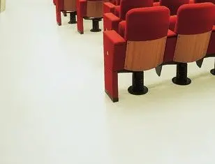 Cinema con pavimento in gomma