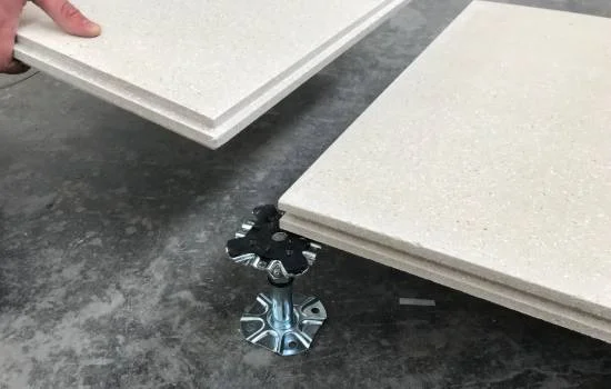 Realizzato con pannelli modulari in solfato di calcio ad alta densità (spessore 28 o 32 mm)
						consente la formazione di una soletta a secco continua, solida e uniforme.