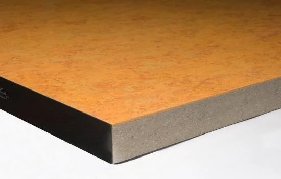 Pannello in solfato di calcio: composto da gesso anidro e fibre organiche, spessore 30 o 34 mm.